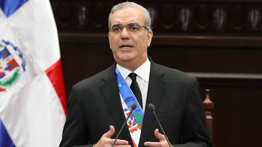 Presidente Luis Abinader en la funeraria Jardín Memorial durante el velatorio de Sergio Alcántara Recio