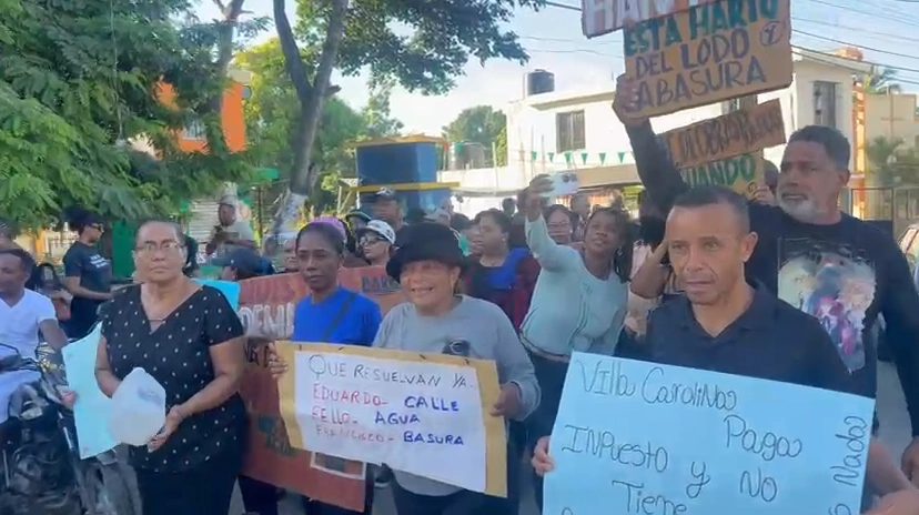 Residentes del sector Expansión en Hato Nuevo, Manoguayabo, protestando en la calle por falta de agua y deterioro de las vías