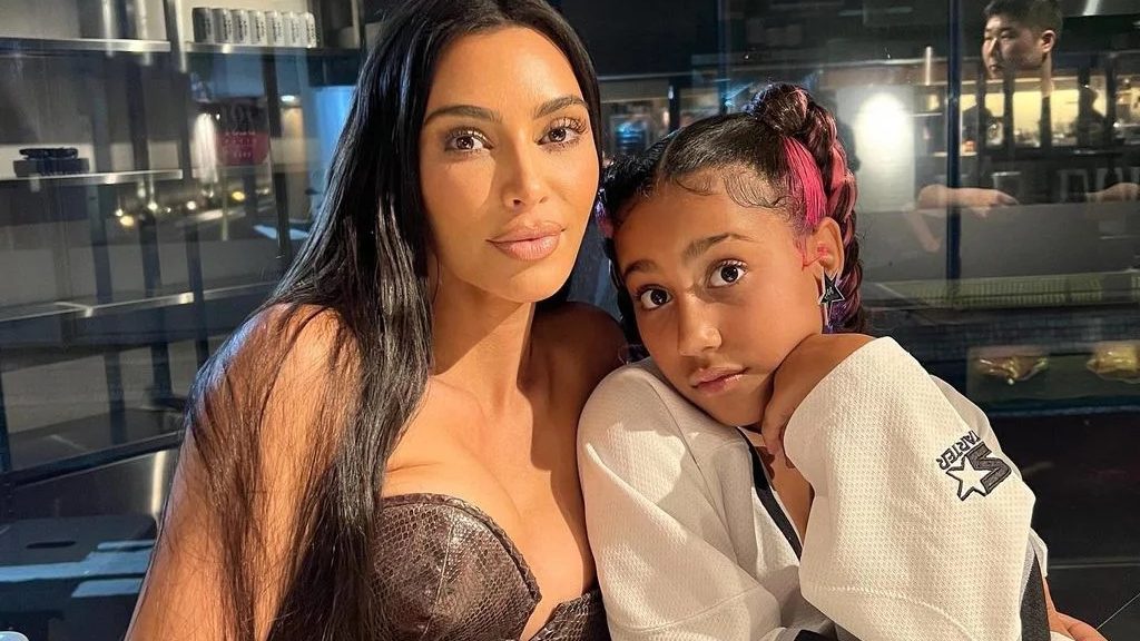 Kim Kardashian junto a su hija North West en un evento público de entretenimiento