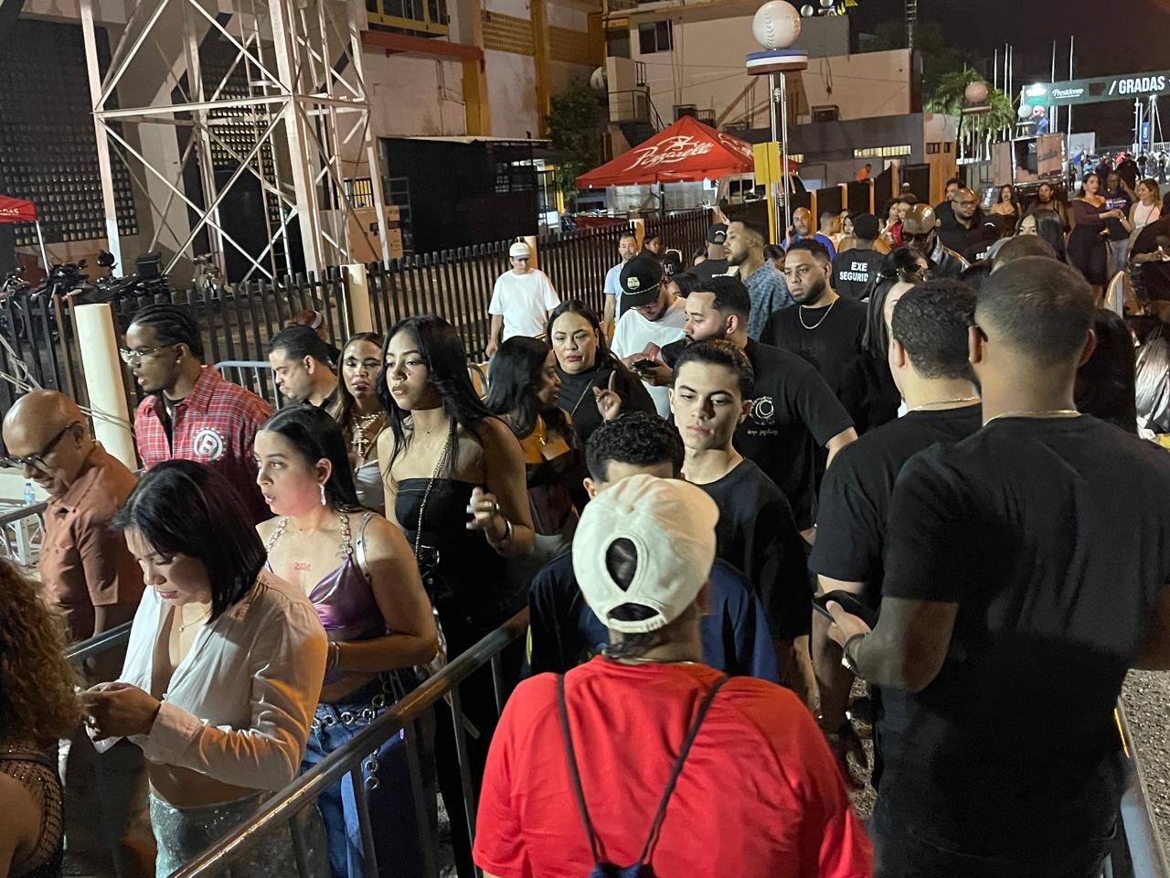 Fanáticos llenan el Estadio Cibao en Santiago para el concierto de Arcángel