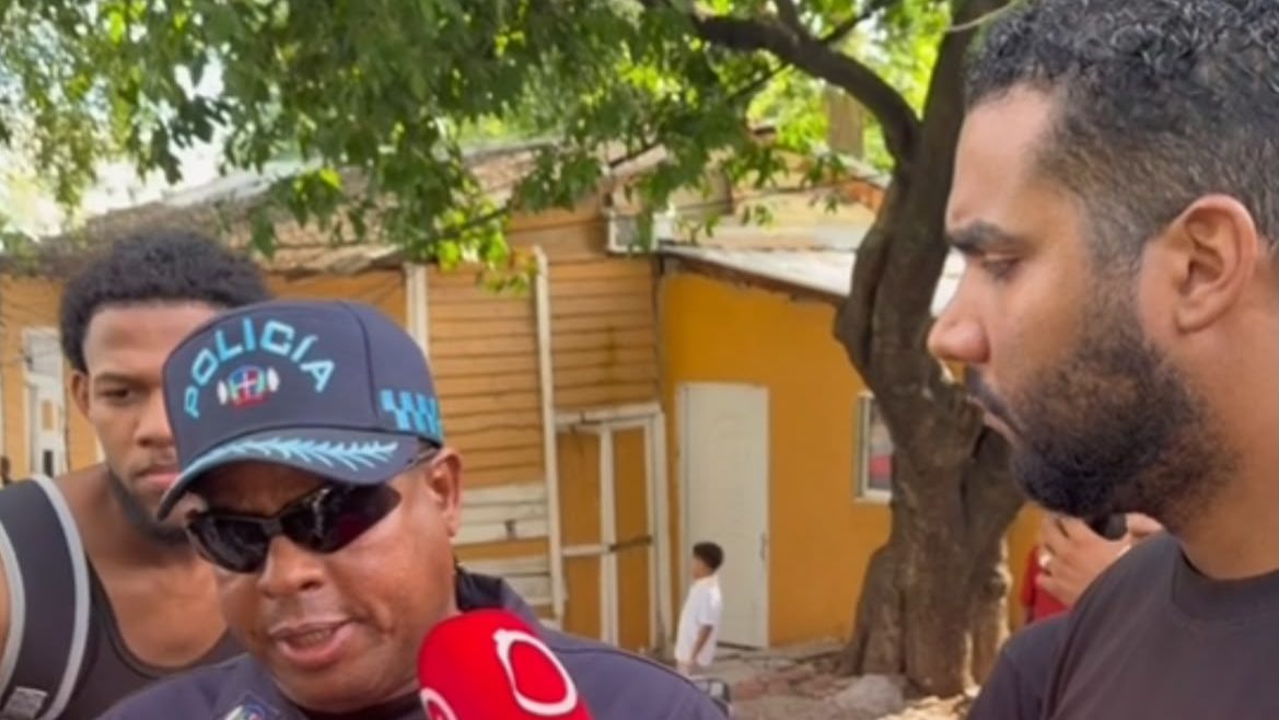 Jóvenes dominicanos reunidos en la Zona Colonial para grabar el reto viral Farmear Aura