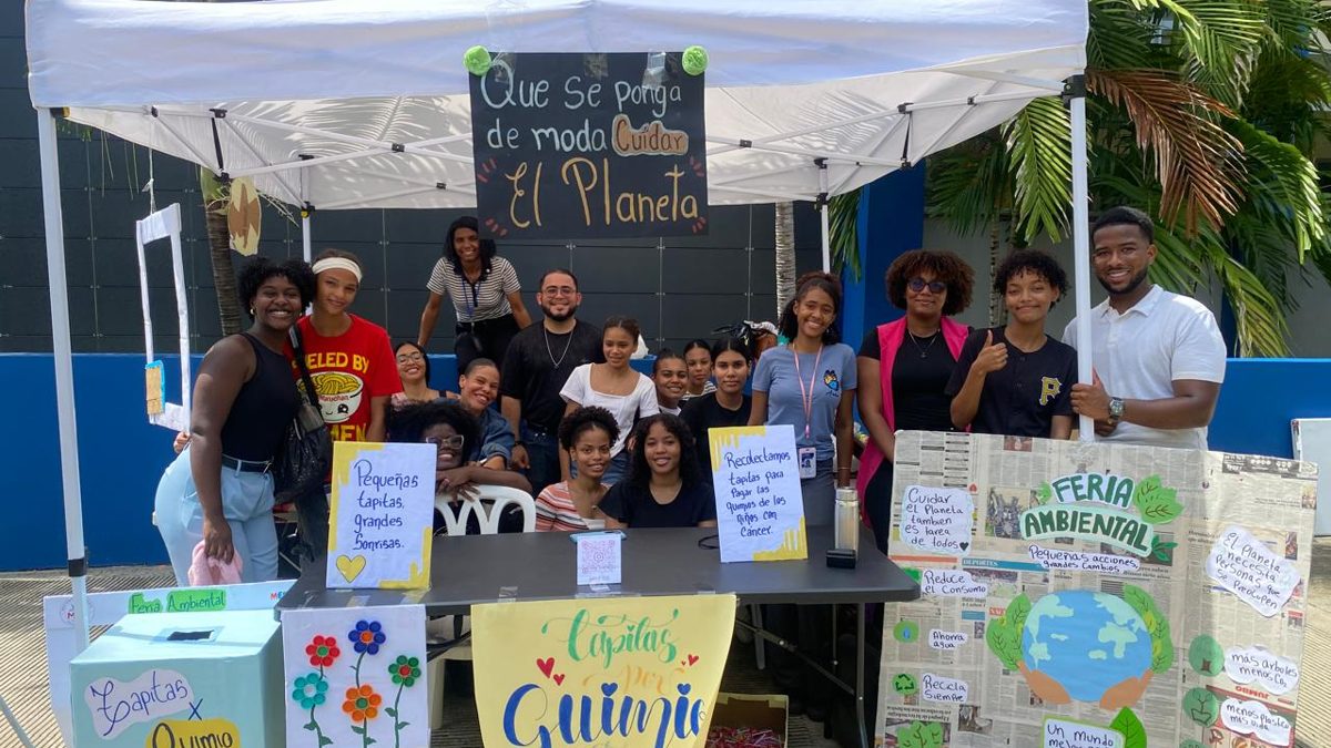 Estudiantes de la UASD participando en estaciones educativas de la Feria Ambiental MEP frente al Edificio de Alta Tecnología