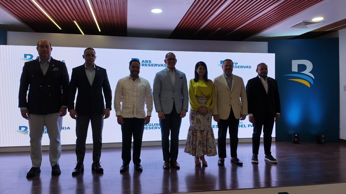 Colaboradores de ARS Reservas participando en evaluaciones médicas durante la Feria de Salud en Santo Domingo