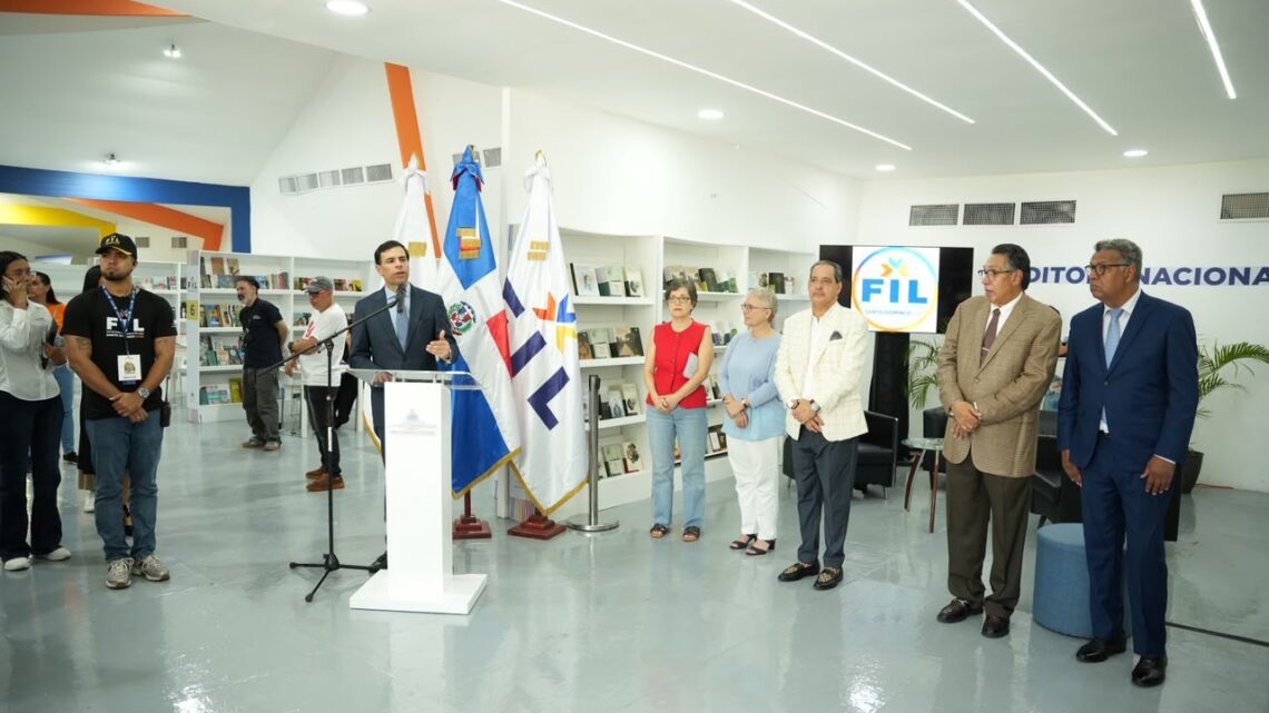 Ministro Roberto Ángel Salcedo presenta los diez nuevos libros de la Editora Nacional en la Feria del Libro Santo Domingo 2026