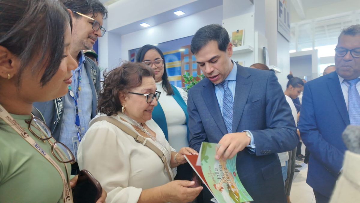 Ministro de Cultura Roberto Ángel Salcedo en el acto de clausura de la 28 Feria Internacional del Libro Santo Domingo