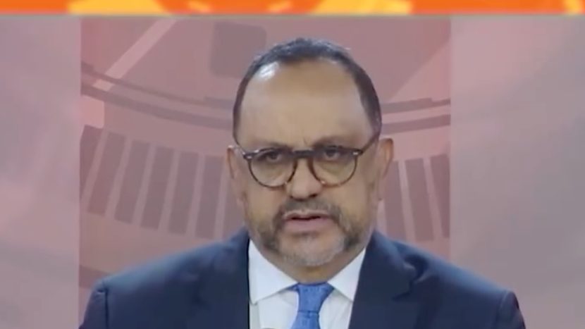 Ministro de Justicia Antoliano Peralta Romero durante entrevista en programa Hora de Cierre en Santo Domingo