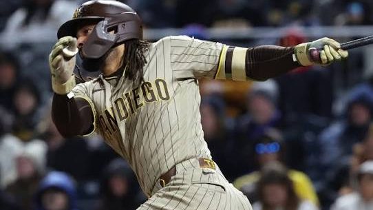 Fernando Tatis Jr. celebra tras conectar un jonrón con los Padres de San Diego durante el juego ante Cincinnati