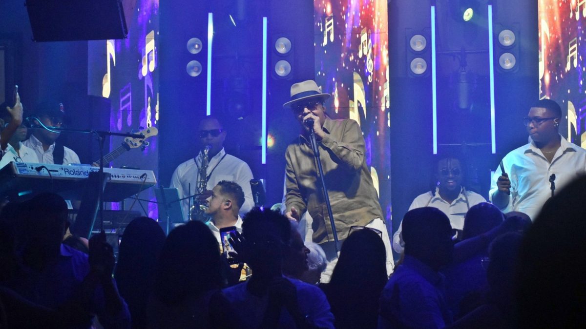 Fernando Villalona cantando en el escenario de Lungomare durante Los Jueves del Cangrejo, el 29 de octubre de 2026