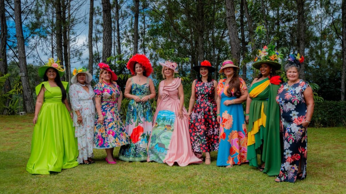 Desfile de trajes alegóricos a la biodiversidad dominicana en el Festival del Sombrero de San José de Ocoa, sexta edición