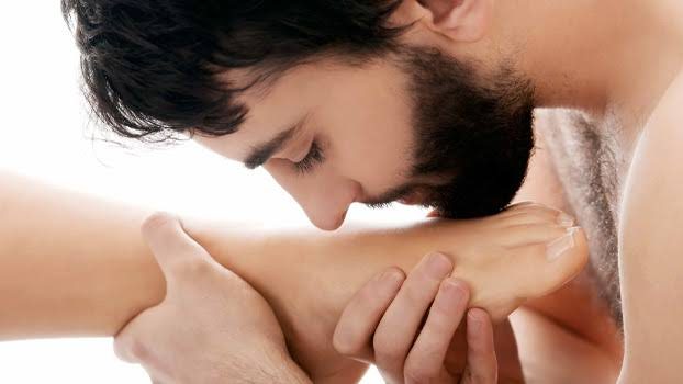 Pareja conversando sobre intimidad y salud sexual en un ambiente de confianza