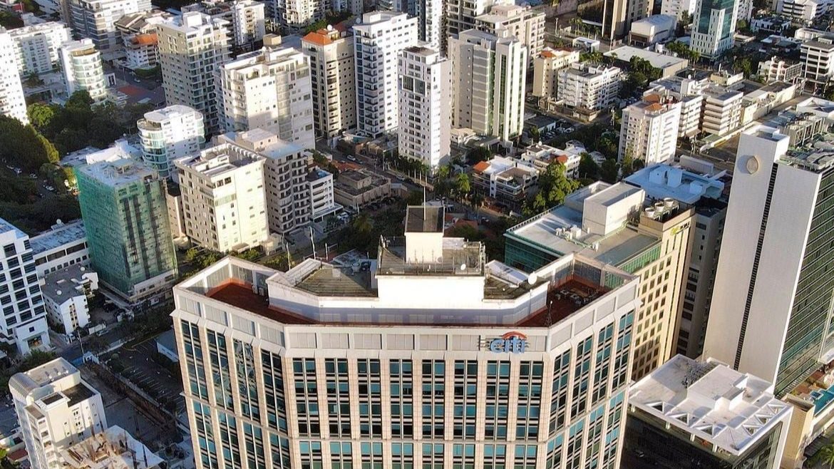 Edificio Acrópolis Business Mall en el sector Piantini del Distrito Nacional, República Dominicana