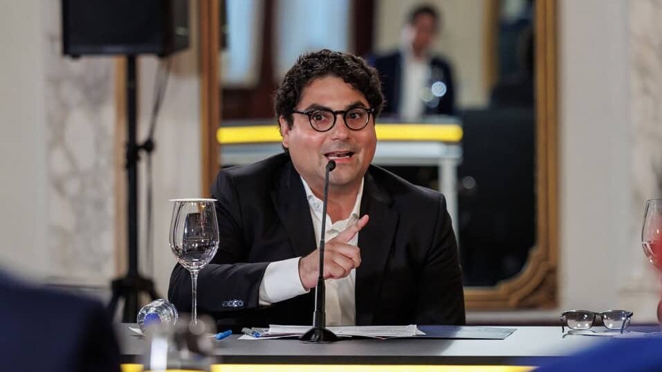 Director ejecutivo del Fideicomiso RD Vial Hostos Rizik Lugo presentando cifras de inversión en carreteras ante el presidente Abinader
