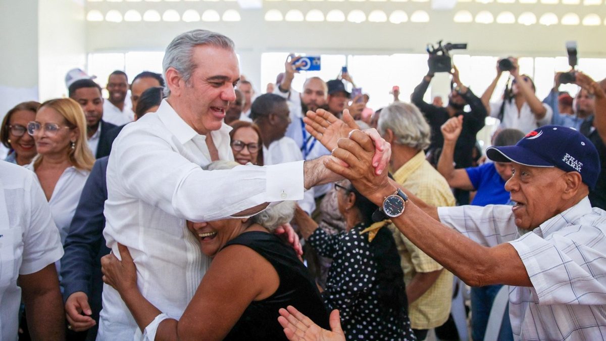 Presidente Luis Abinader en acto comunitario con residentes de un barrio dominicano