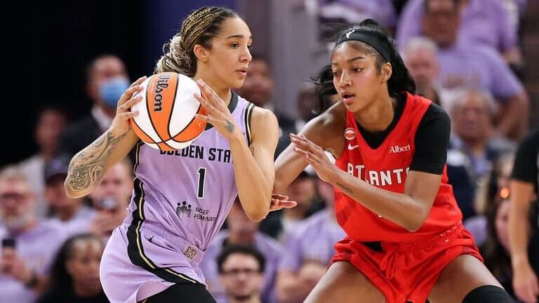 Cancha del State Farm Arena de Atlanta con gradas llenas durante un partido de las Finales de la WNBA