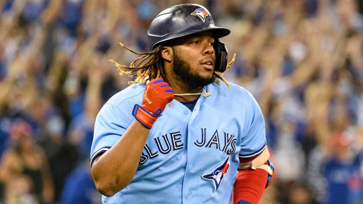 Vladimir Guerrero Jr. haciendo una jugada defensiva en primera base con uniforme de los Azulejos de Toronto