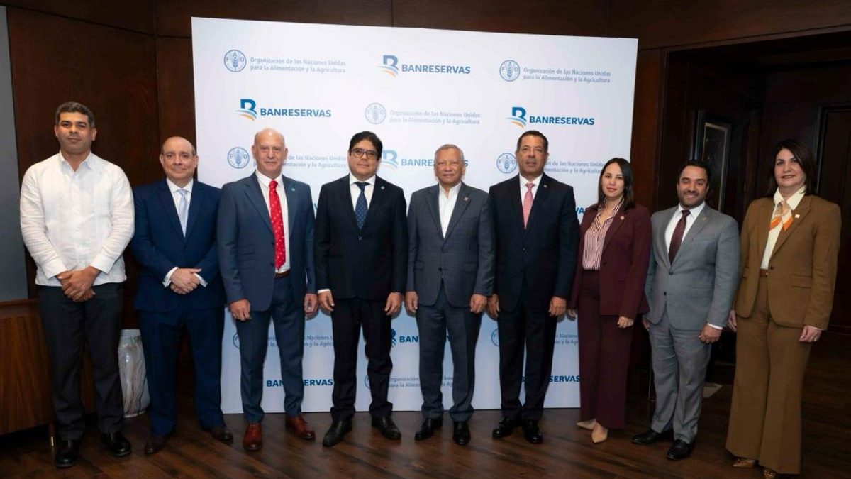 Leonardo Aguilera de Banreservas junto a representantes de la FAO y el Ministerio de Agricultura en la firma del acuerdo de financiamiento agropecuario