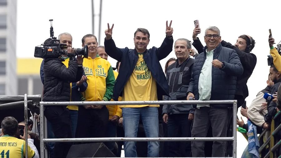 Flávio Bolsonaro hablando ante miles de simpatizantes en la Avenida Paulista de São Paulo el Día de la Independencia de Brasil