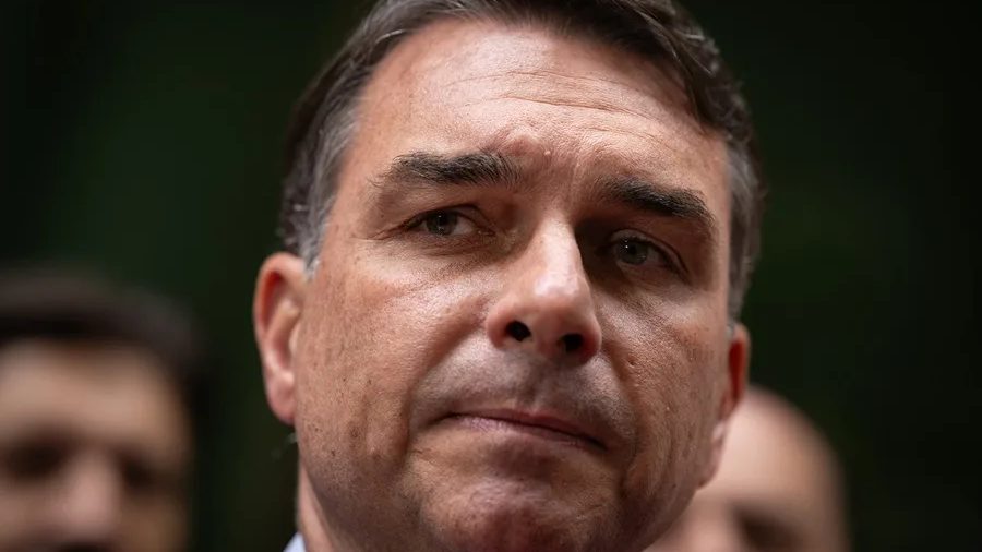 Flávio Bolsonaro durante acto de campaña presidencial en Vitória da Conquista, Brasil, septiembre 2026