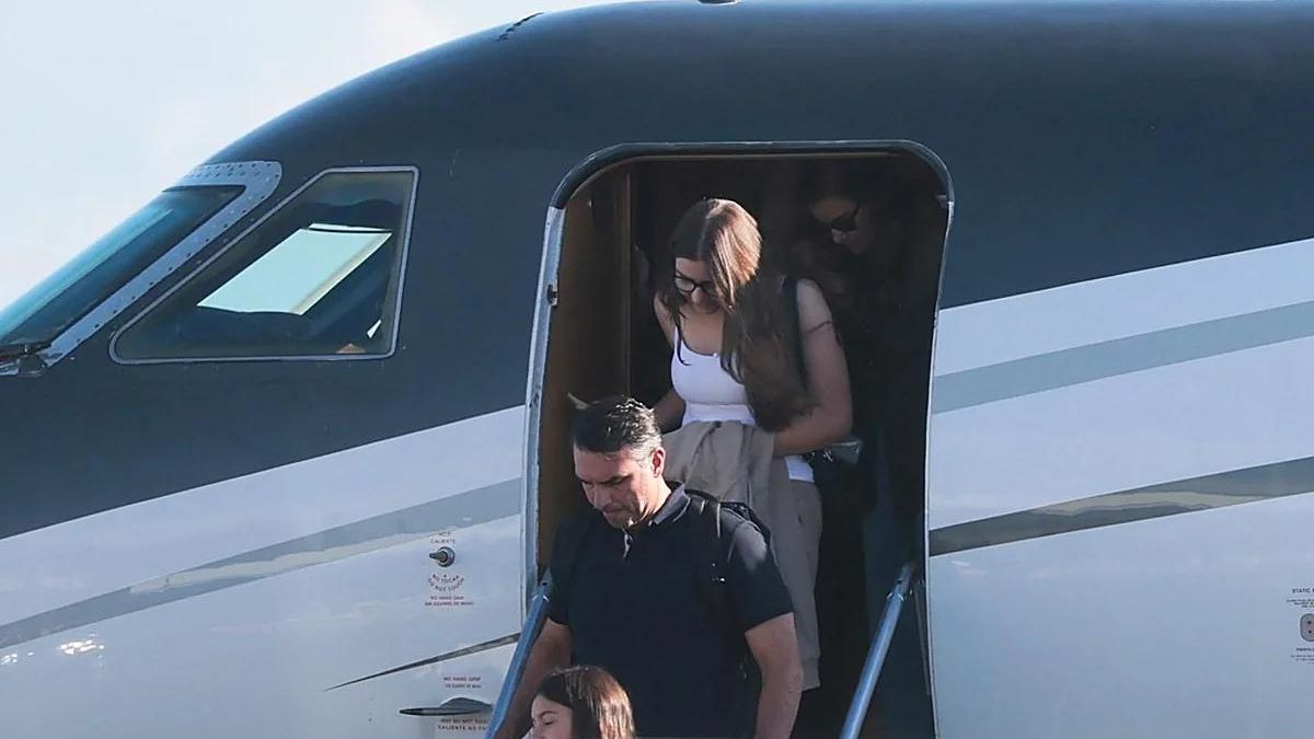 Flávio Bolsonaro y su familia llegando al aeropuerto de Miami tras salir de Brasil con pasaporte italiano