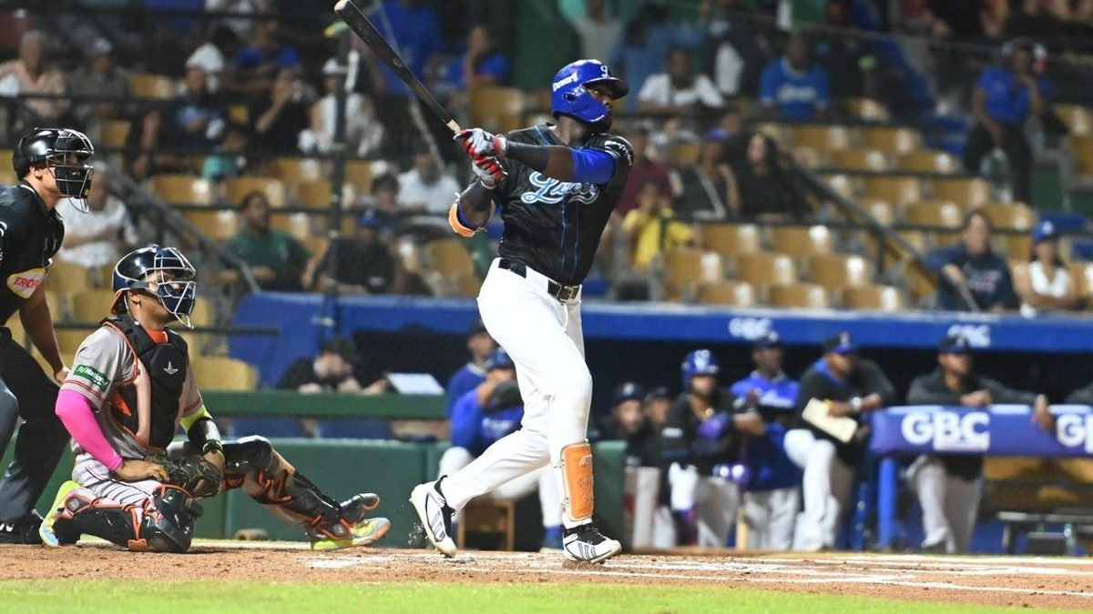 Estevan Florial y Kevin Alcántara celebran sus jonrones con sus compañeros del Licey en el Estadio Quisqueya Juan Marichal