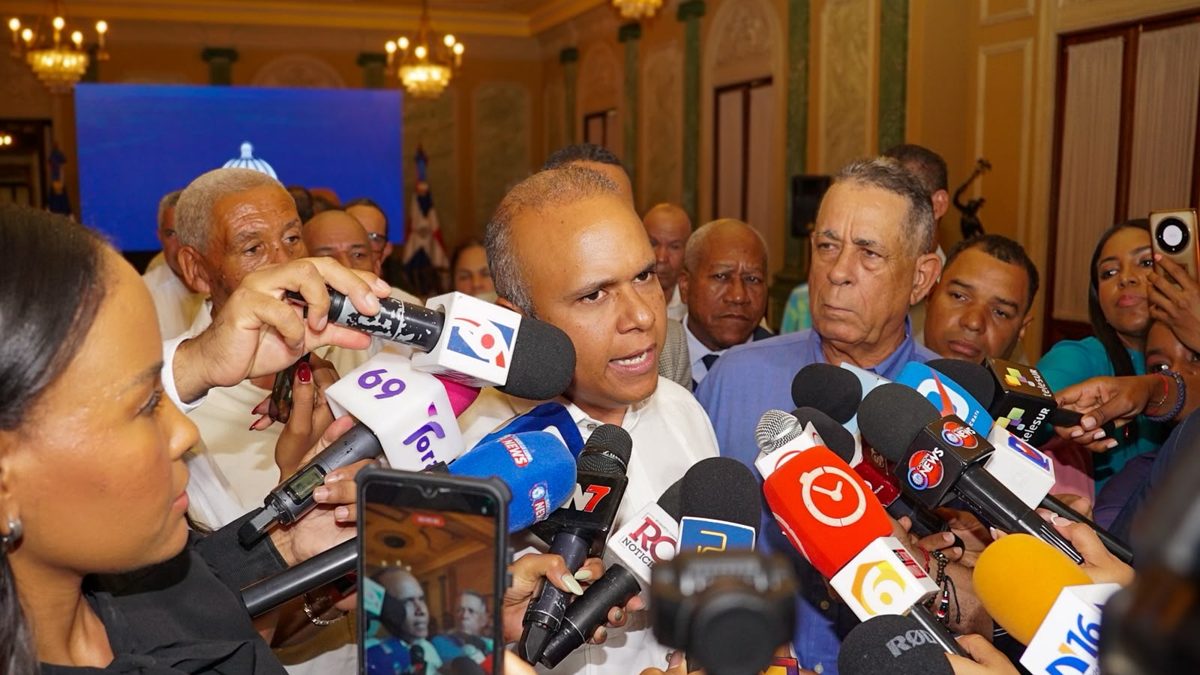 Ministro Andrés Bautista presenta medidas de apoyo al sector arrocero en el Palacio Nacional junto a la vicepresidenta Raquel Peña