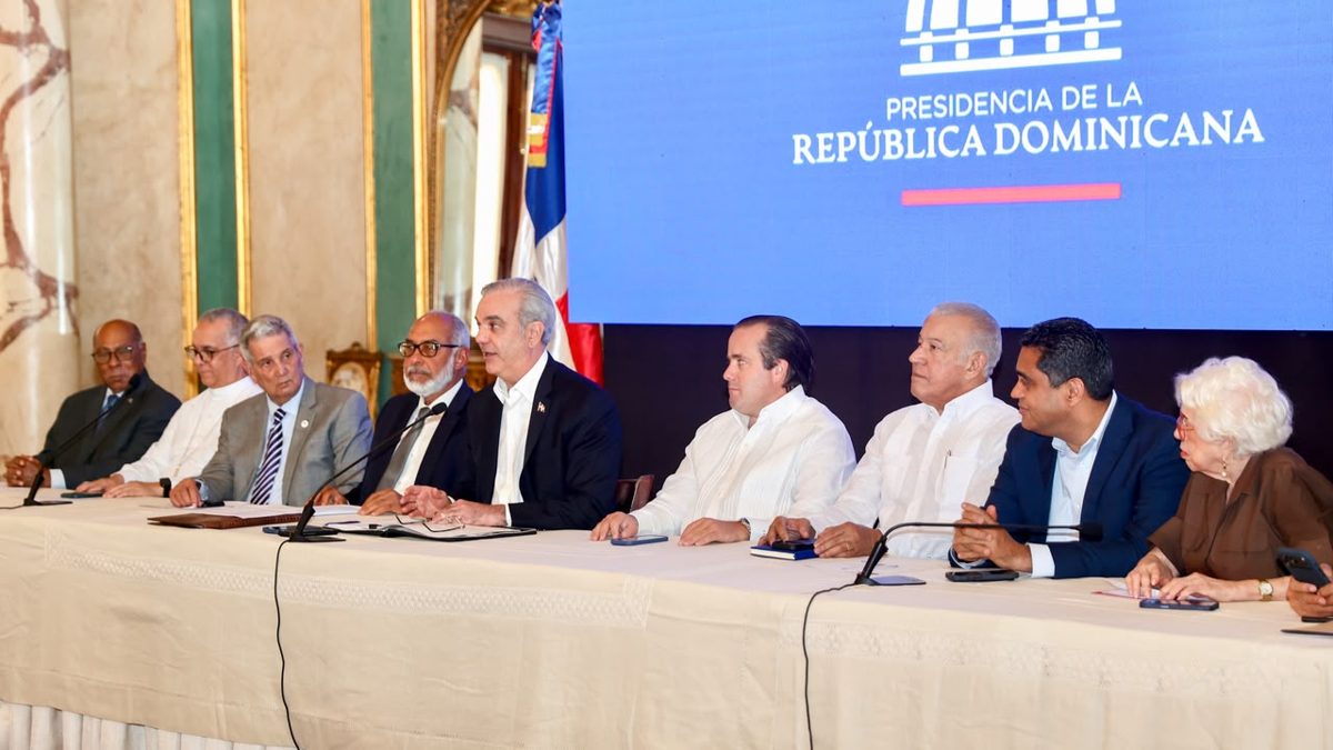 Presidente Luis Abinader presentando proyectos de instalaciones deportivas financiados con fondos recuperados de la corrupción