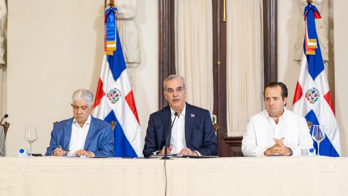 Presidente Luis Abinader presenta avance de obras viales financiadas con fondos de Aerodom en el Palacio Nacional
