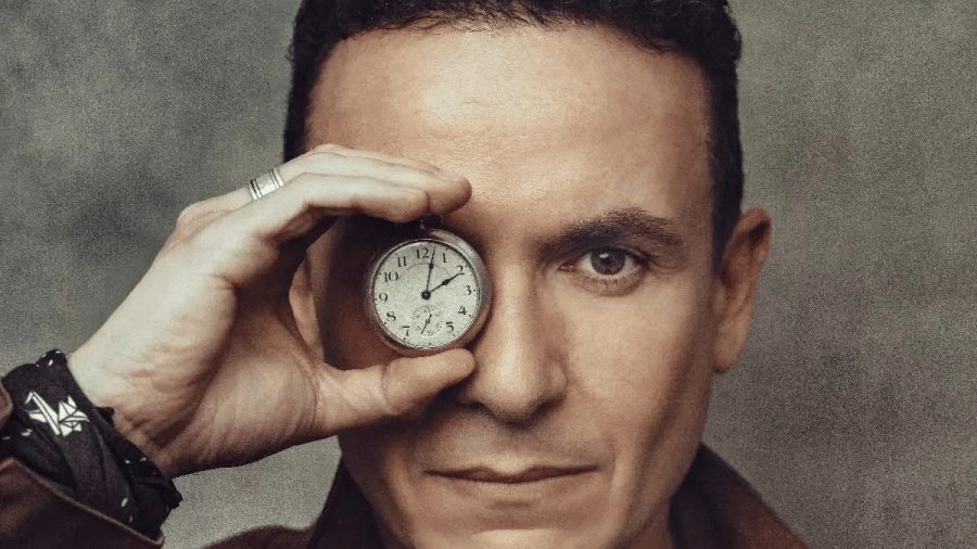 Fonseca cantautor colombiano en gira promocional en República Dominicana junto a Juanes por el álbum Antes que el tiempo se vaya