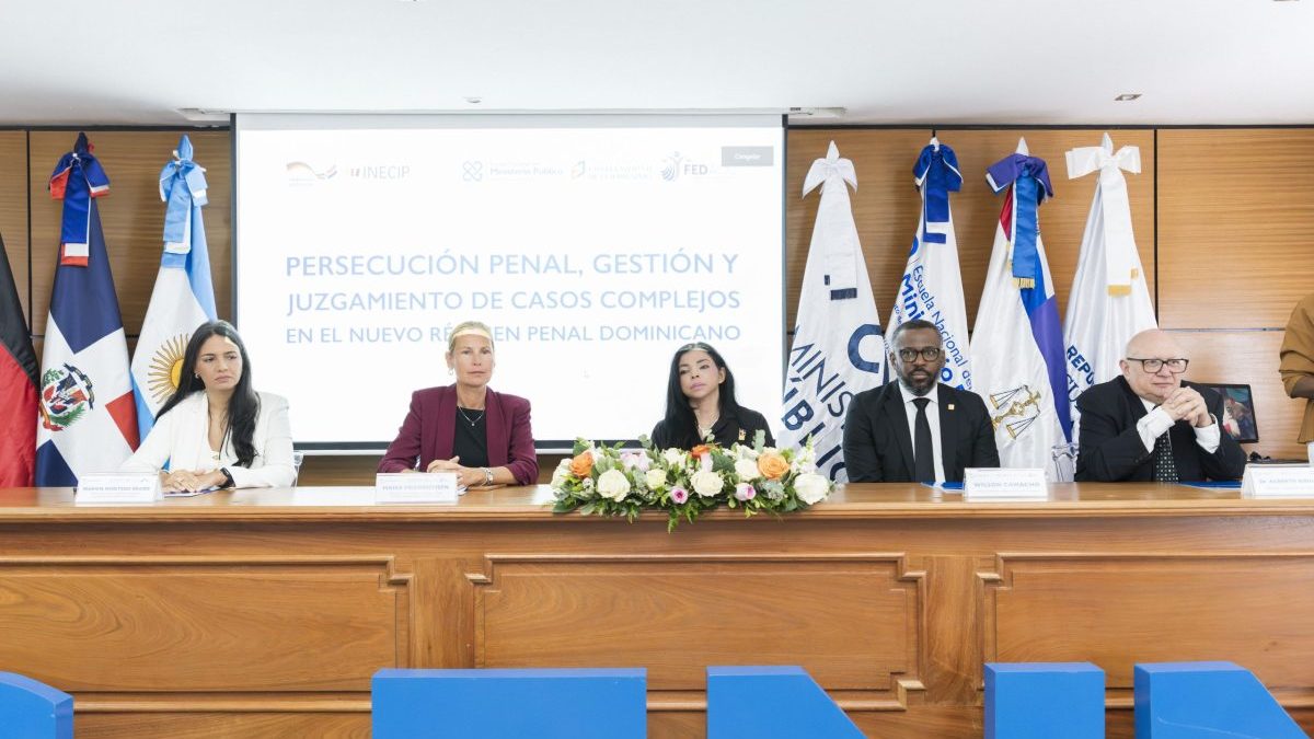 Procuradora Yeni Berenice Reynoso y embajadora alemana Maike Friedrichsen en apertura de programa de formación judicial en Santo Domingo