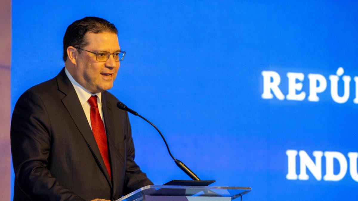 Presidente Luis Abinader junto al ministro Sanz Lovatón durante el lanzamiento de la plataforma Empresas en 24 Horas