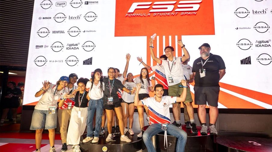Equipo Apolo 27 GT del INTEC con el monoplaza en el Circuit de Barcelona-Catalunya durante Formula Student Spain 2026