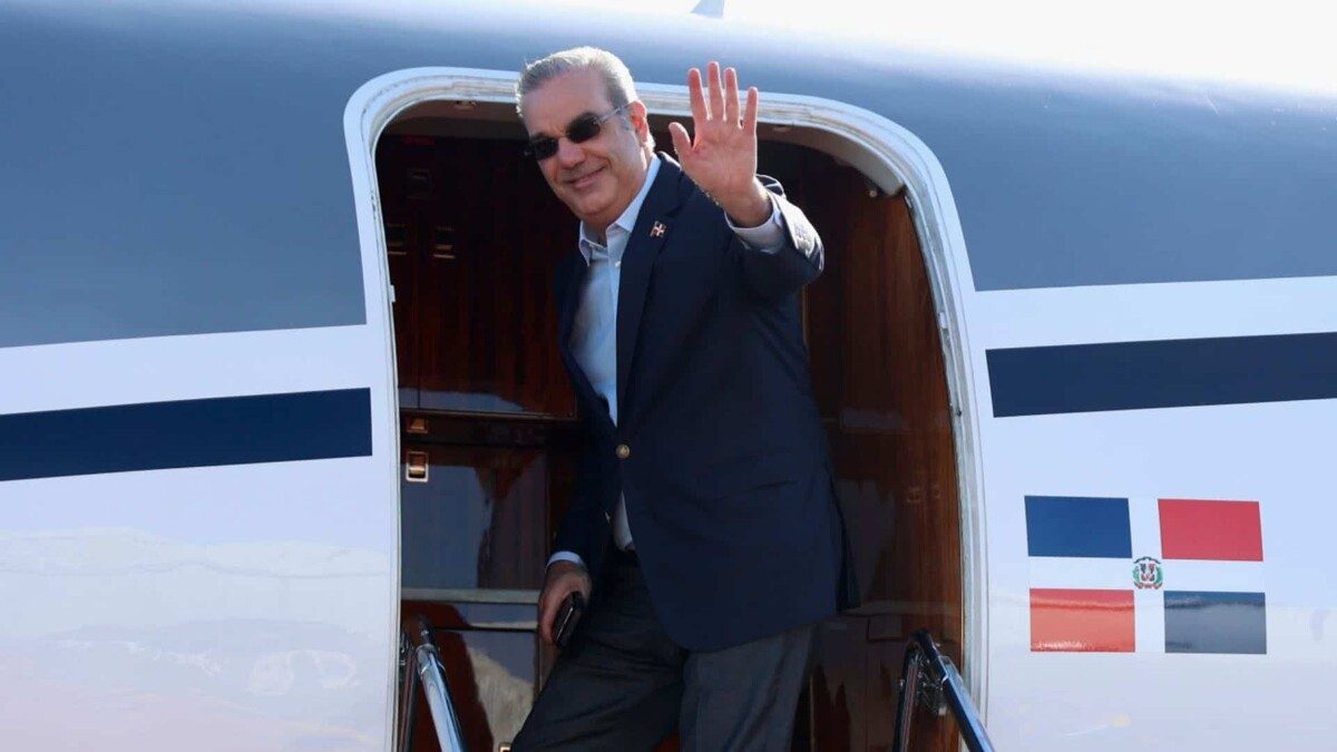 Presidente Luis Abinader en el estrado durante acto oficial en República Dominicana