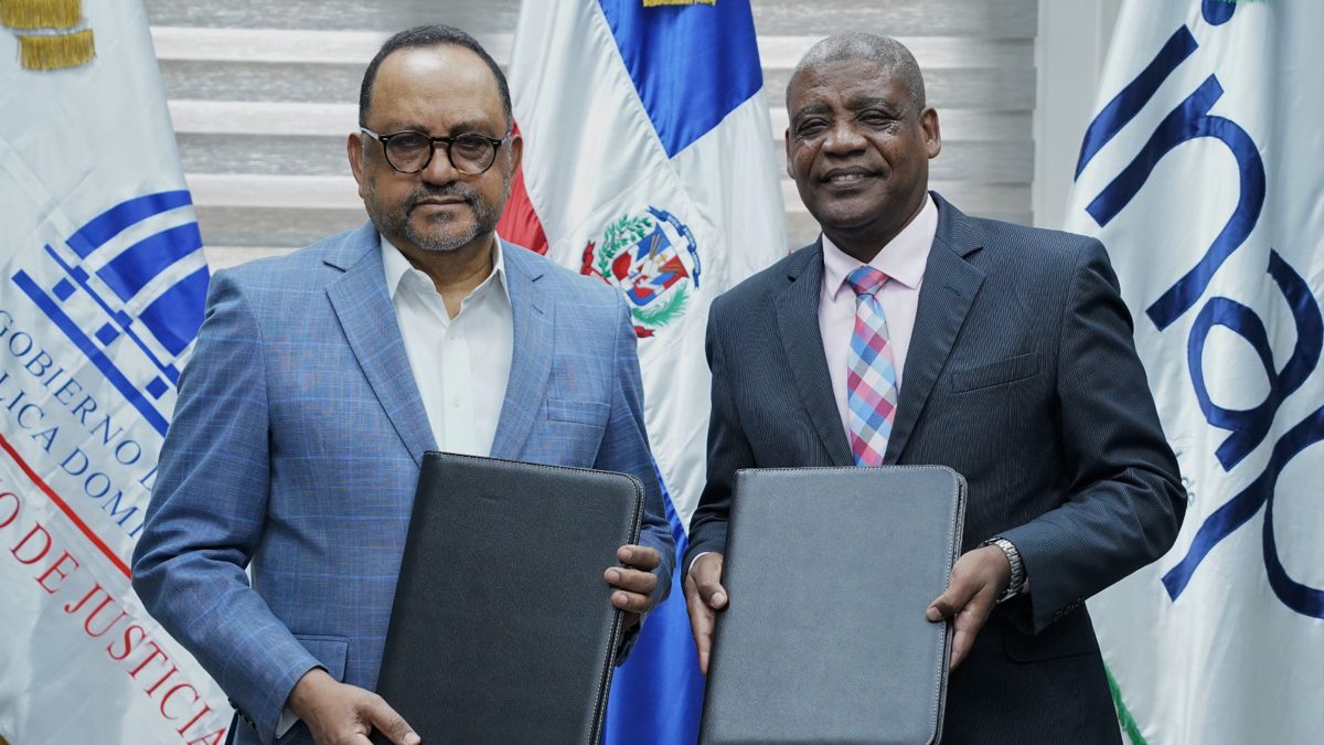 Gregorio Montero e Antoliano Peralta Romero firman acuerdo de colaboración entre el INAP y el Ministerio de Justicia en Santo Domingo