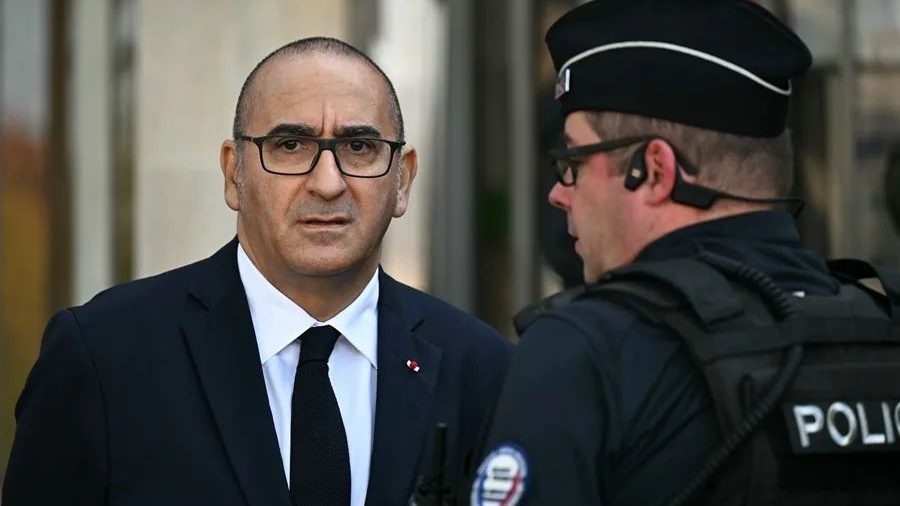 Agentes de policía y gendarmería francesa realizan controles en un paso fronterizo con España
