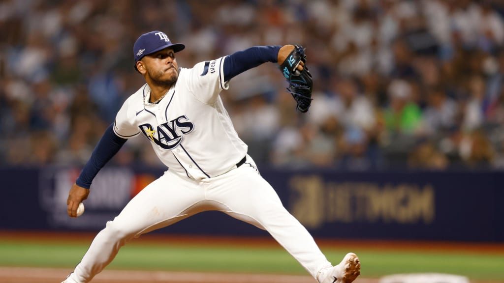 Freddy Peralta lanzando en el Juego 2 de la Serie de Campeonato de la Liga Americana entre Rays y Guardianes