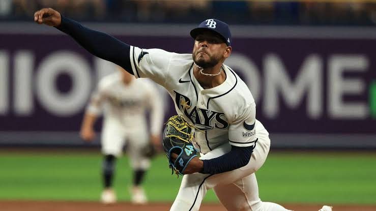 Freddy Peralta lanzando para los Rays de Tampa Bay contra los Mets de Nueva York en St. Petersburg, Florida