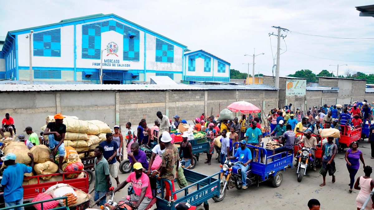 Paso fronterizo de Dajabón entre República Dominicana y Haití con presencia de agentes de seguridad y ciudadanos esperando cruzar