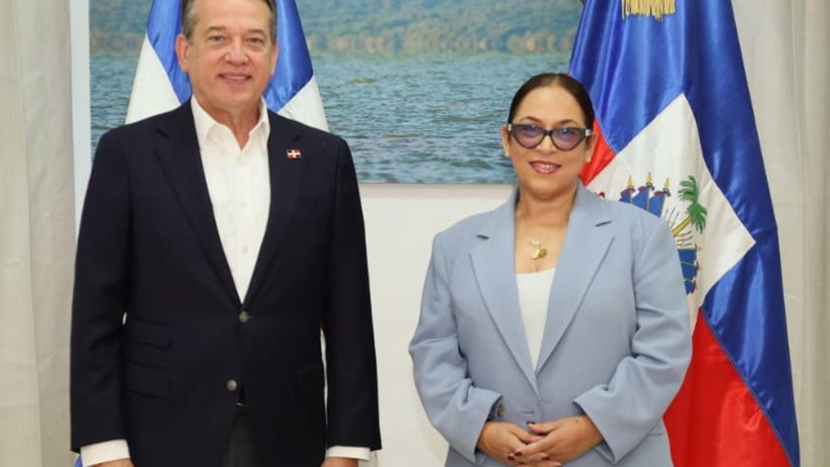 Cancilleres de República Dominicana y Haití, Víctor Bisonó y Raina Forbin, reunidos en la frontera dominico-haitiana