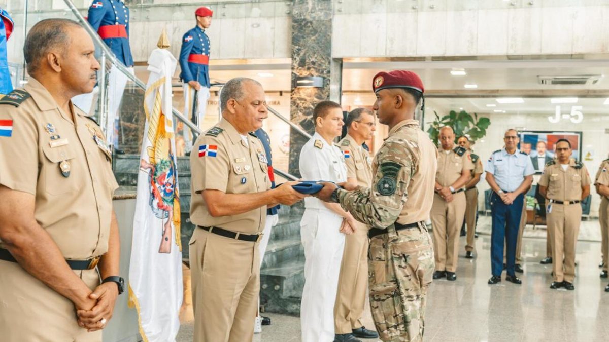 Ministro de Defensa Carlos Fernández Onofre entregando la bandera dominicana a soldados de fuerzas especiales en ceremonia de despedida
