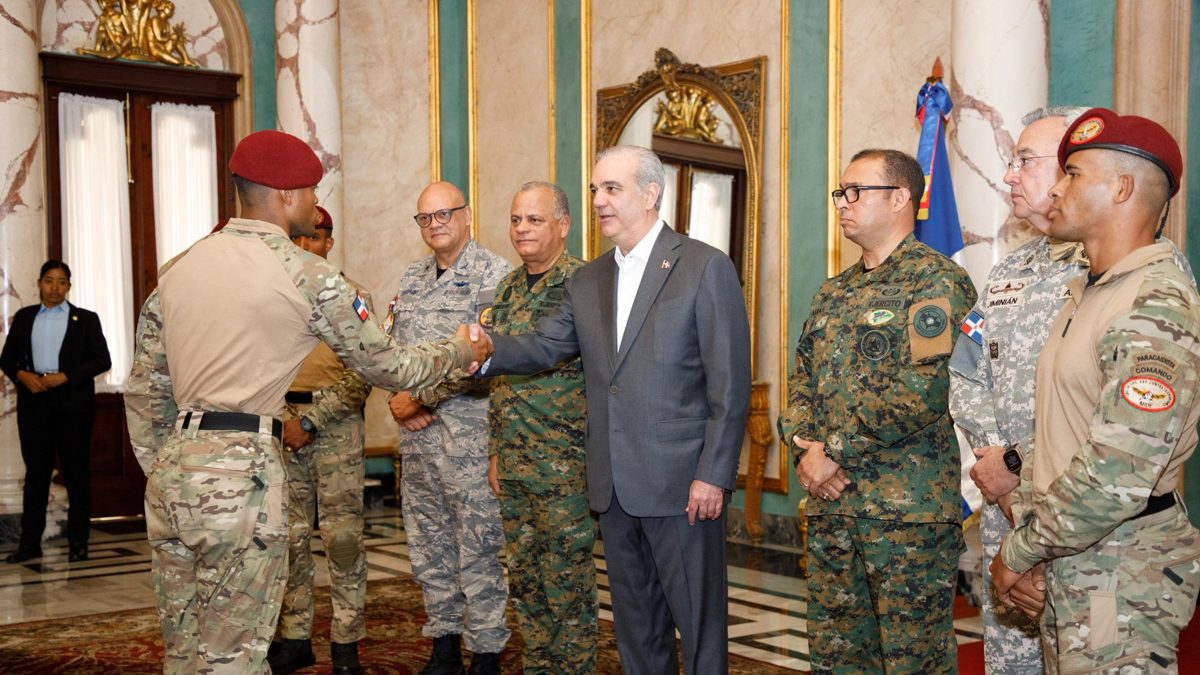 Presidente Abinader recibe a los militares dominicanos campeones de Fuerza Comando Paraguay 2026 en el Salón Embajadores del Palacio Nacional
