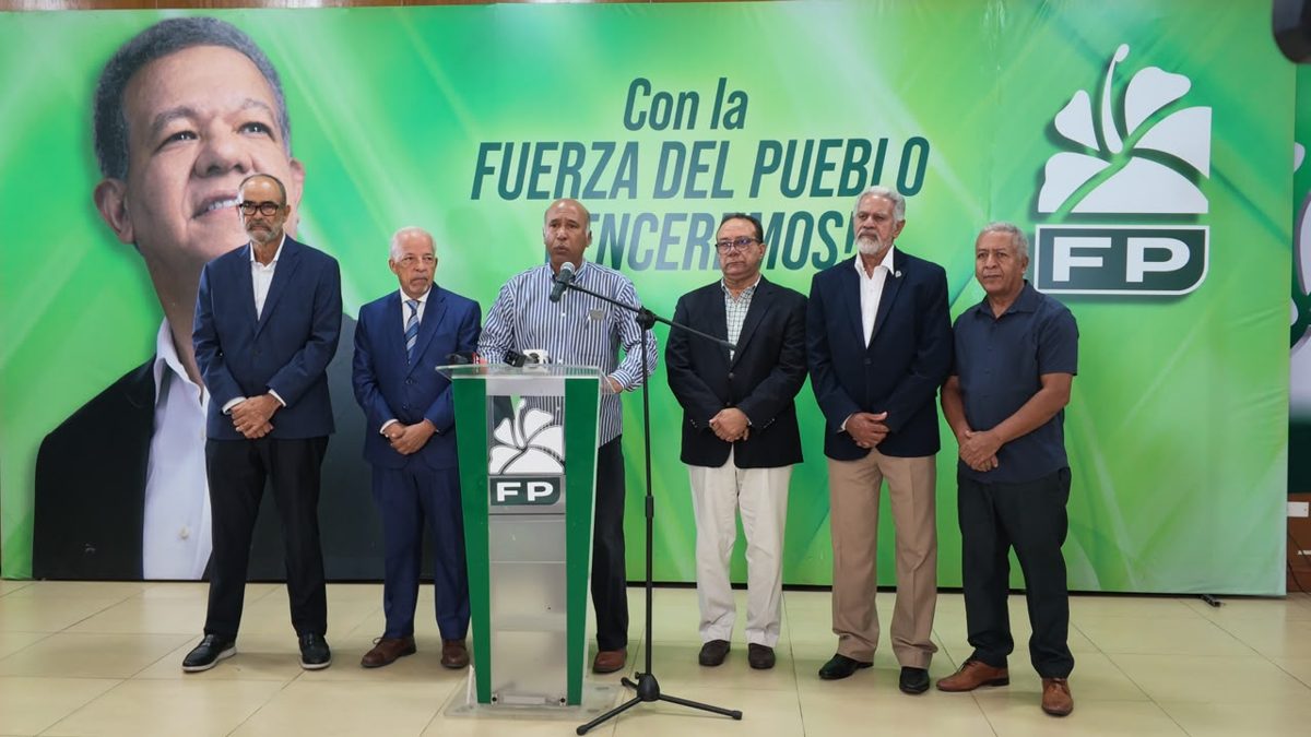 Dirigente de la Fuerza del Pueblo en rueda de prensa sobre seguridad alimentaria en Santo Domingo