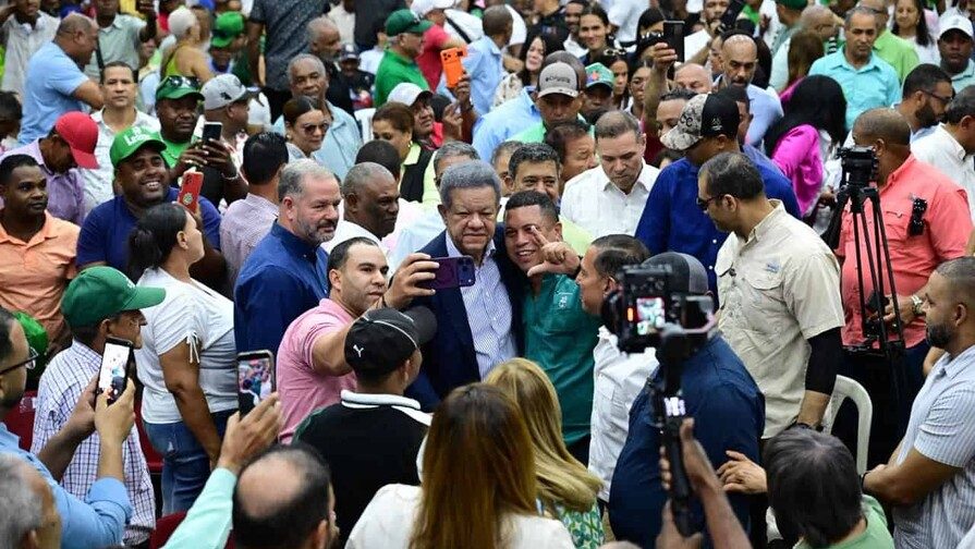 Leonel Fernández hablando ante dirigentes de la Fuerza del Pueblo en asamblea provincial en La Vega