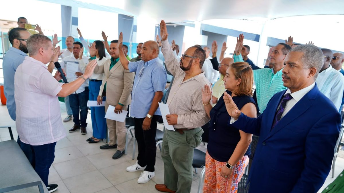 César Fernández, secretario de Propaganda de la Fuerza del Pueblo, durante acto de juramentación de vicesecretarios en Santo Domingo