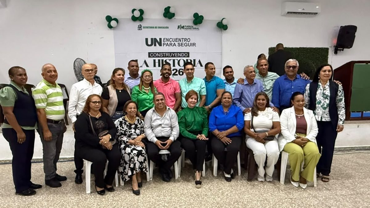 Josefina Pimentel de la Fuerza del Pueblo tomando juramento a maestros en San Francisco de Macorís