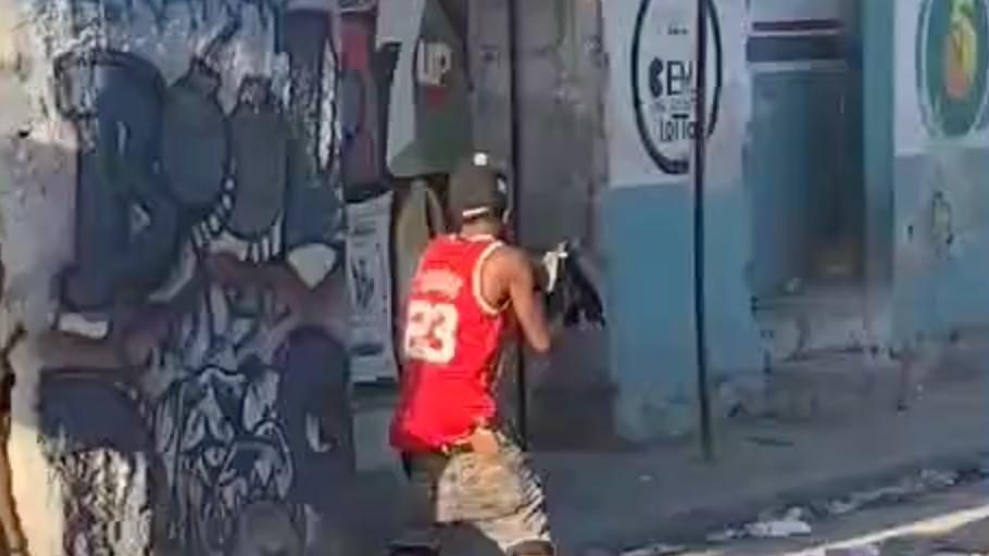 Helicóptero de la misión internacional sobrevolando territorio haitiano durante operativo de seguridad contra pandillas