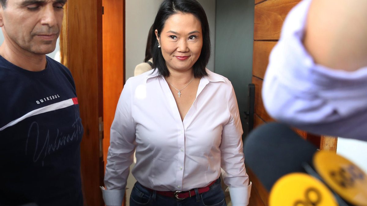 La presidenta de Perú Keiko Fujimori habla con periodistas durante una visita a la región de Junín