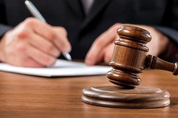 El comunicador Ángel Martínez sale del tribunal tras el aplazamiento del juicio con Roberto Fulcar