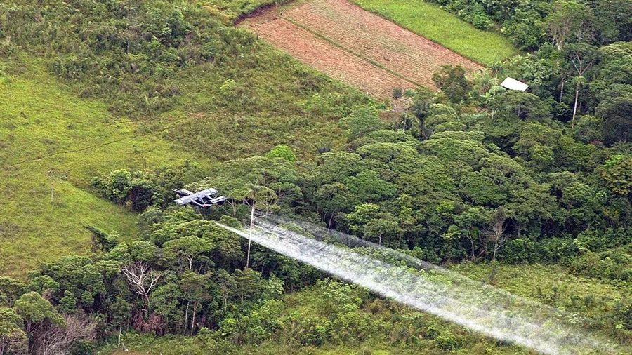 Avioneta realizando fumigación aérea sobre cultivos ilícitos en Colombia