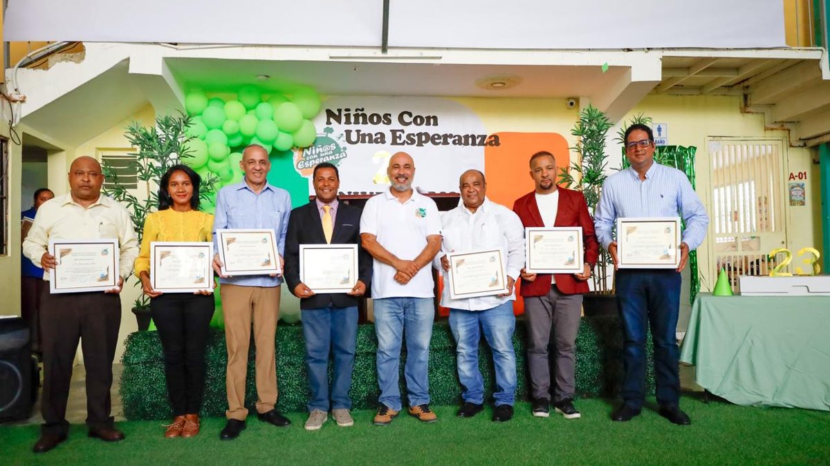 Acto de 23 aniversario de la Fundación Niños con una Esperanza en Santiago Oeste con reconocimientos a periodistas