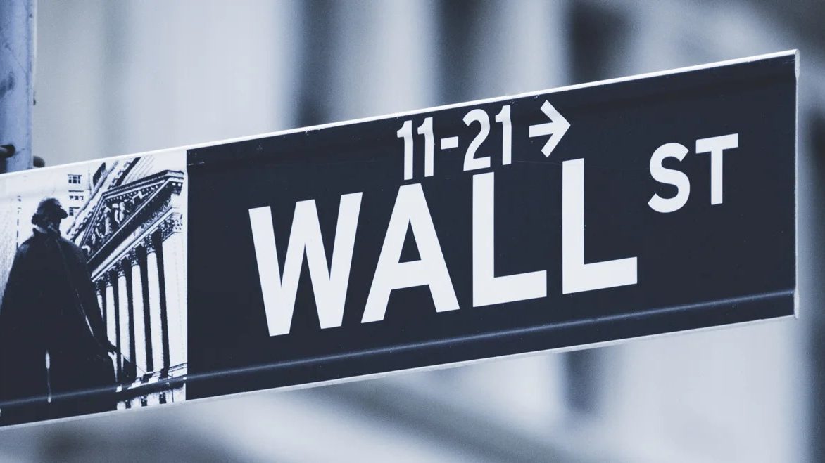 Pantalla del NYSE mostrando los futuros de Wall Street al alza mientras el precio del petróleo supera los 100 dólares por barril